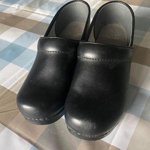 Women’s black leather dankso 39